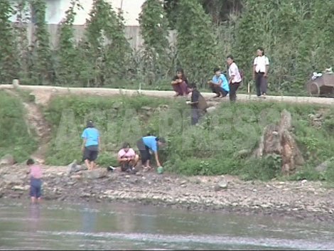 泉の休憩所 鴨緑江の周辺に暮らす朔州郡の住民たちは、この長い川の自然の恩恵を多く受けている。道端の泉が、重いリアカーを引いて通りかかった女性たちののどの渇きをうるおしてくれる。