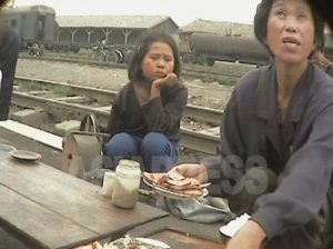 名目だけの「無料教育」 負担増に悩む親 3