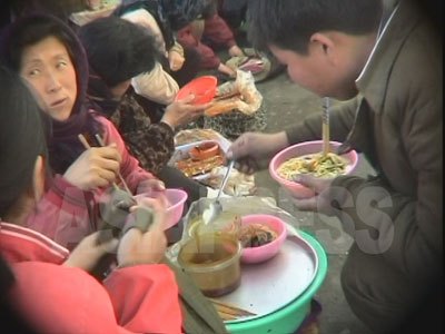 朝鮮で「グクス」と呼ばれる麺は最も大衆的な食べ物だ。清津市駅前で列車待ちの人相手の露天の店。（2005年5月　リ・ジュン撮影）