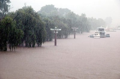 山の木が伐採されつくした朝鮮は、豪雨があるとすぐ洪水が発生して農村地帯に被害が発生する。写真は水があふれた平壌市内の大同江。（2007年7月　朝鮮中央テレビより）