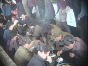 市場の民衆たちがもつ「統一」のイメージ　［民衆の暮らし］