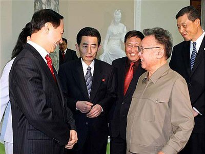 中国要人との会見写真は、金正日がまだ執務できることを辛うじて示すことができた。（2009年1月　朝鮮中央通信が配信した写真より）