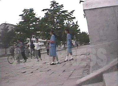 街頭に立つ女子中学生の取締り隊。もっぱら若い学生を取り締まる。（2008年10月黄海南道海州市　シム・ウィチョン撮影）
