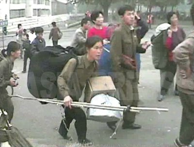 大荷物を持って市場に向かう。（2008年10月海州市　シム・ウィチョン撮影）