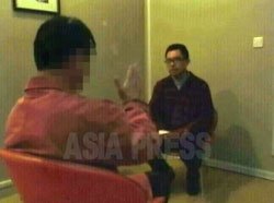 石丸次郎のインタビューに答えるリ・ドンチョル記者（写真手前）。（2009年3月）