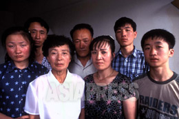 【キルス一家の写真。2001年６月、北京の国連難民高等弁務官事務所(UNHCR)に駆け込み・籠城の末、韓国に亡命を果たした】撮影：石丸次郎