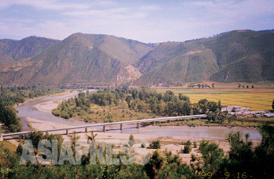 豆満江。橋の向こうが北朝鮮(中国側から撮影)