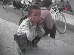 老人と子供に死人が出ているという情報も。 写真は、市場で物乞いする子供。2008年10月　黄海南道にて　シム・ウィチョン撮影