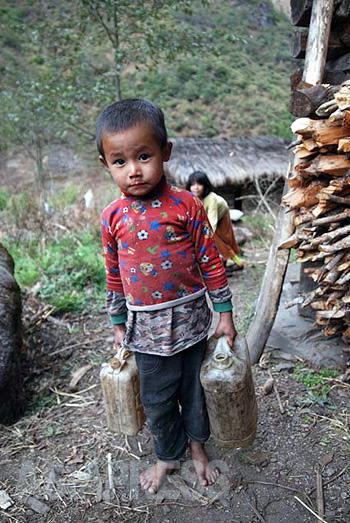 【ビルマはどこに行っても、子どもと女性の多くが水汲みの仕事を担う】