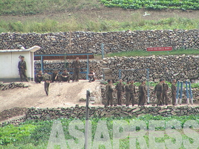 訓練を受ける国境警備隊の軍人たち。2003年9月、両江道恵山市を中国側から撮影。　撮影：石丸次郎　cアジアプレス、石丸次郎