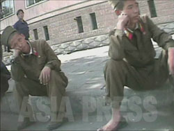 沙里院駅前で部隊の移動を待つ末端の若い兵士たち。まともにて食べていないのせいなのか、ぼーっとした様子で精気が感じられない。（2008年10月　シム・ウィチョン撮影）