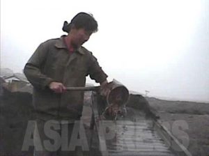 工場跡地での砂金採り［民衆の暮らし］