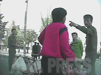 男の糾察隊員が居丈高な物言いで自転車の女性を止めた。（2008年10月海州市　シム・ウィチョン撮影）