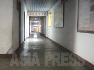 校舎の中の廊下。スローガンは「首領決死擁衛」とある。（2006年6月　リ・ジュン撮影）