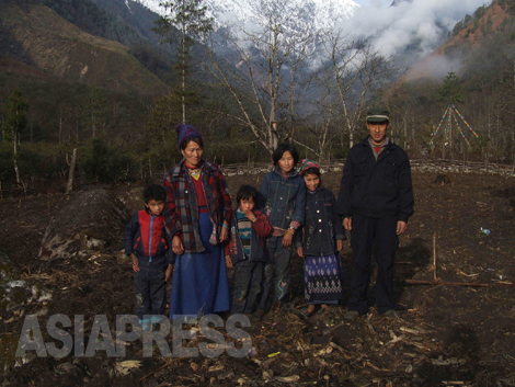 タフンダン村の中でも、さらに最北の家に住むチベット人一家。服装や顔立ちも、はっきりとビルマ人やラワン人とも異なる。