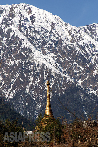 チベット人の村であるタフンダンの丘に建つ、ビルマ最北のビルマ式パゴダ（仏塔）。