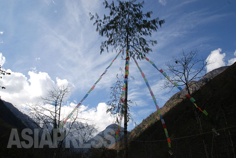 タフンダン村の外れにはためくタルチョ。