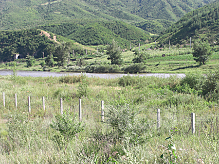 これは豆満江の中流付近。密輸が盛んな地区に鉄条網が張られていた。2009年6月　延辺朝鮮族自治州にて　石丸次郎撮影　©アジアプレス