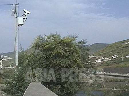 監視カメラが急増したのは2000年になってから。鴨緑江に向けて可動カメラが越境を24時間警戒する。2002年8月　吉林省の長白県にて　石丸次郎撮影　©アジアプレス