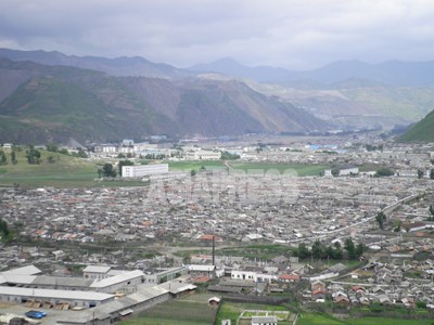 中国南坪鎮側から望む茂山鉱山の遠景。2010年7月　撮影：李鎮洙　©アジアプレス 