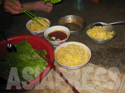 平安南道のある家庭の夕食に出されたトウモロコシ飯。食べ慣れないと消化できず下痢をする。冷めると固くなって飲み込むのが大変だという。（2008年６月　ペク・ヒャン撮影）