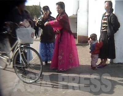 女性同盟の仕事として、街中の風紀取締りに動員された女性たち。「朝鮮女性の美風を率先して守る」としてチマ・チョゴリを着ている。（2006年10月清津市　リ・ジュン撮影）