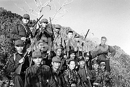 1997年にゴルカ郡で撮られたマオイスト武装勢力の写真。前列中央がウマ・ブジェル。（写真提供：A PEOPLE WAR）