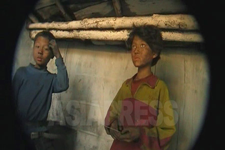 両親と死別したコチェビ（ホームレス）の兄妹。15歳と13歳だ。炭鉱から横流しされた石炭を運ぶなどの雑用をして生活費を稼ぎ、生き抜いている。2009年8月　撮影　金東哲（キム・ドンチョル）