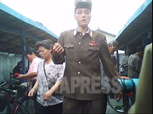 北朝鮮では成人男性の多くが10年間の軍隊生活を送る。軍隊に入れば朝鮮労働党員になる道が開けるが、満足な食糧配給も無いため、栄養失調にかかる者が多く、子どもを送りたがらない父母が多いという。2010年6月　撮影　金東哲（キム・ドンチョル）