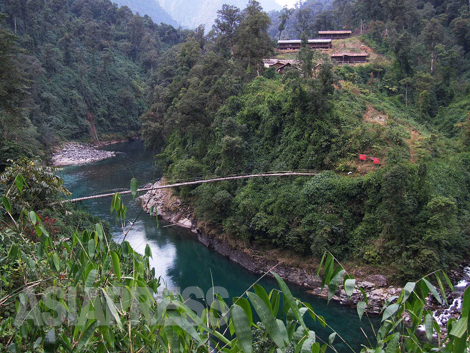 パナンディン村にかかる吊り橋。