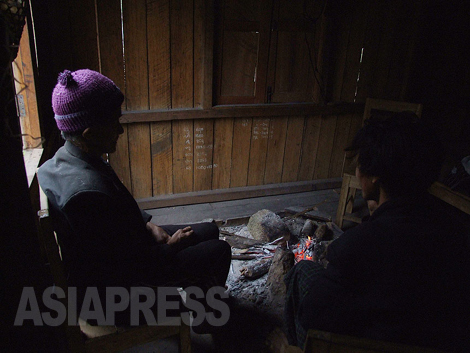 カチン州の山奥で旅装を解いたある村の朝。囲炉裏の回りで暖をとる村びと。