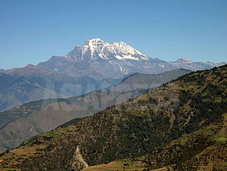 ロルパのタバン村から見たルクム郡の最高峰シスネ山。（撮影：2005・10　小倉清子）