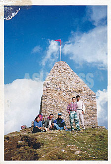 “シ・ジャ・キャンペーン”のときに、ロルパの最高峰ジャルジャラ山に立てられた記念碑の前で、ロルパ、ルクムのマオイストたち。（写真提供：オンサリ・ガルティ・マガール）