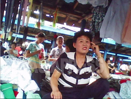 12月に入り北朝鮮国内では、コメやトウモロコシなどの食糧だけでなく、ガソリンや日用品の価格が40～50％上昇したと内部の取材パートナーは伝えてきている。そのため市場での取引も低調になり、庶民の暮らしはますます苦しくなっているという。写真は平安南道の市場（ジャンマダン）。2010年6月　金東哲撮影（アジアプレス）
