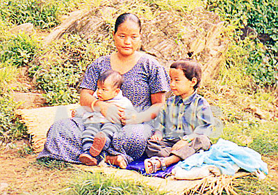 ロルパで、6歳の娘と6ヶ月の息子とともに。内戦中、東ネパールで活動していたウシャは、2人の子供を実家の母親に預けて、ほとんど会わなかった。（写真提供：オンサリ・ガルティ・マガール）