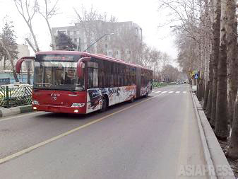【2008年より運行が開始されたBRT・高速輸送バス。現在、テヘラン市街に4路線ある。一般車輌の乗り入れを禁止した専用路線のため渋滞に巻き込まれることがなく、運行間隔も東京の地下鉄並み。ガソリン価格上昇による利用者増に向け、新たな路線も敷設中】（撮影：大村一朗）