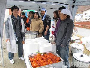 <日本・ミャンマー>在日ミャンマー人難民 陸前高田市の避難所で炊き出し