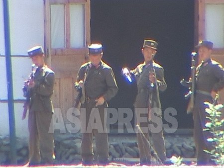 銃の手入れをする訓練中の人民軍兵士。咸鏡北道茂山（ムサン）郡。2004年8月中国側から石丸次郎撮影（アジアプレス）