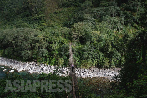 カチン州北部の山中の移動は、川と山越えが続く。ここはプータオをから徒歩で約10日目、ガワイ村の北部に架かる吊り橋。