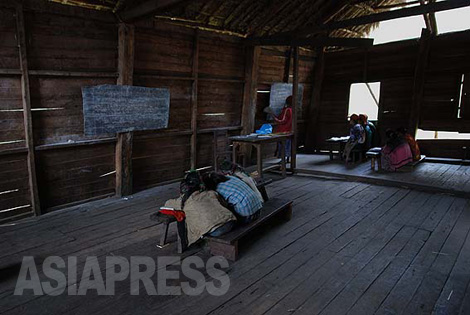 クラウン村の小中学校で勉強するラワン人の子どもたち。教科を教える先生はプータオ近くの村から泊まりで教えに来ている。