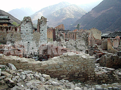 2002年4月、トゥーロガウンの中心部にある10数軒の家が王室ネパール軍に焼き討ちをされた。2003年3月にタバンに滞在したときには、まだその残骸が残っていた。（2003年3月撮影　小倉清子）