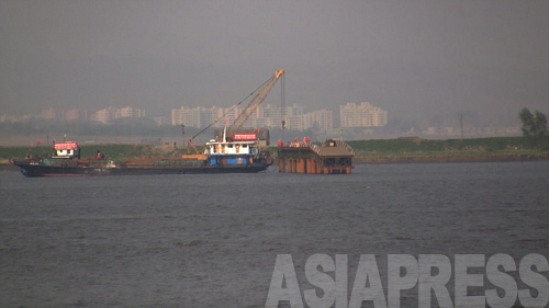 北朝鮮側からも作業船が出て、工事を行っていた。2011年5月　アジアプレス取材班撮影 (C)アジアプレス