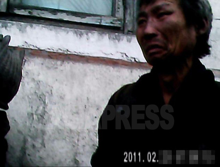 北朝鮮で「コチェビ」に親身に声をかける人はほとんどいない。温かい金記者の言葉に涙を流し、仕事をしたい旨を訴える。2011年2月　平安北道　撮影：金東哲（キム・ドンチョル）（アジアプレス）