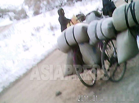 「テゴリ商売」をする人たちの自転車の背に積まれた食糧。80キロを超える荷物を積むことも多い。2010年1月　平安北道　撮影：金東哲（キム・ドンチョル。以下の写真も全て同様）