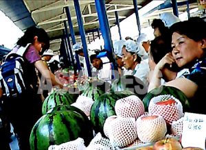 ＜北朝鮮＞平壌の市場に並ぶ果物<br>大半は中国産