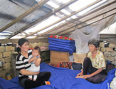 【国際赤十字委員会が支援した仮設住宅で暮らす罹災した家族。8月2日に国際赤十字委員会が発表した報告書から引用。（写真：朝鮮赤十字社）】