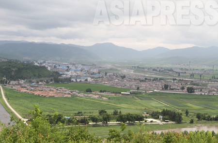 中国側から撮影した北朝鮮の国境都市・会寧（フェリョン）市。咸鏡北道に属し、金正日総書記の生母、金正淑（キム・ジョンスク）氏の故郷としても知られている。2010年7月　撮影：李鎮洙（リ・ジンス）(C)アジアプレス