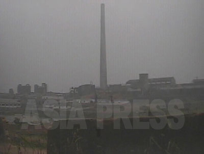 海州製錬所の煙突。硫酸の製造や金、亜鉛の製錬を行っていた。現在は稼動が停まっている。（2008年10月　シム・ウィチョン撮影）