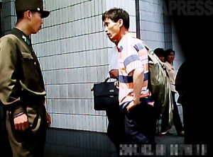 ＜北朝鮮＞［写真］平壌市内中心部への荷物持込を統制する兵士（撮影：ク・グァンホ）