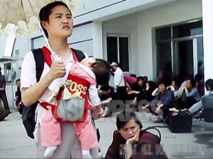 ＜北朝鮮＞［写真］平壌に広がる外国の流行　「だっこ紐」も普及